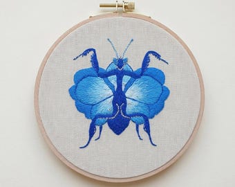 ファンタジーのカマキリ ― 刺繍枠を使った手刺繍作品。昆虫好き、カマキリ好き、昆虫学愛好家への、世界に一つだけの贈り物です。