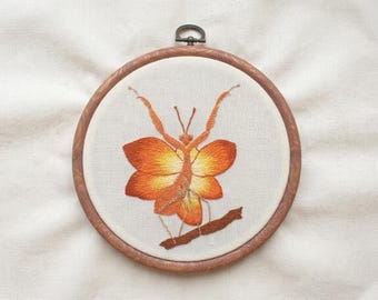 Mantide religiosa fantastica – ricamo a mano su telaio. Un regalo unico per gli amanti degli insetti, delle mantidi religiose e dell'entomologia.