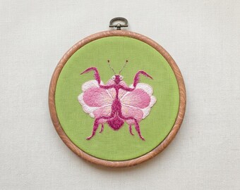 Mantide Orchidea – ricamo a mano su telaio da parete. Un regalo unico per gli amanti degli insetti, delle mantidi religiose e dell'entomologia.