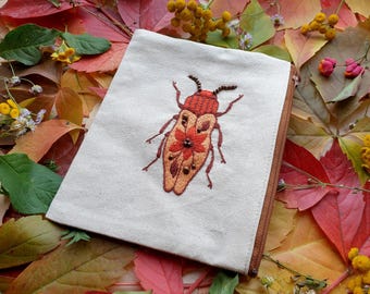手刺繍の甲虫モチーフの化粧ポーチ。甲虫好き、昆虫愛好家、昆虫学者、自然愛好家への贈り物に最適です。