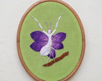 Mantide religiosa fantastica – ricamo a mano su telaio. Un regalo unico per gli amanti degli insetti, delle mantidi religiose e dell'entomologia.