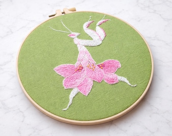 Orchid Mantis – hand embroidery wall art in a hoop. One of a kind gift for insect lover and entomology enthusiast.