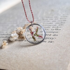 Collar delicado con flores prensadas y letras iniciales K, joyería de hadas con cordón fino, regalo de Navidad para hermana, regalo personalizado para amantes de la naturaleza
