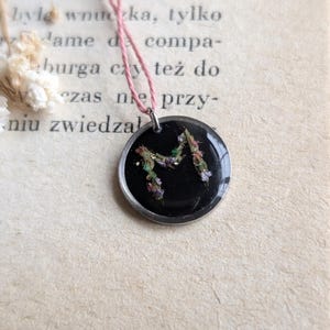 Collar de resina con flores prensadas y letras iniciales M, colgante pequeño de cordón fino, regalo de Navidad para esposa, joyería delicada para ella, Dark Academia