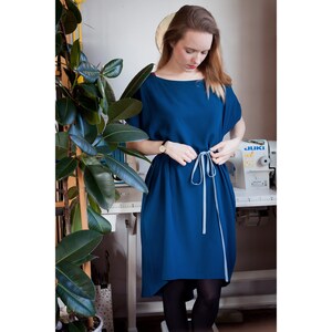 locker sitzendes Kleid mit Gürtel KIKU 03