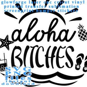 以下が含まれることがあります： 黒と白のグラフィックデザインで、筆記体で「aloha BITCHES」という言葉が書かれています。 デザインにはヒトデ、パイナップル、飲み物、ビーチサンダルが含まれています。 テキスト「SVG PNG files instant download」も含まれています。