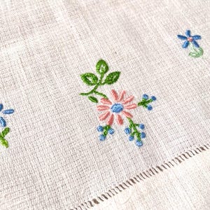 Vintage table centre/tray cloth/embroidered tray cloth/vintage decor/ vintage linen/ table centre/vintage embroidery
