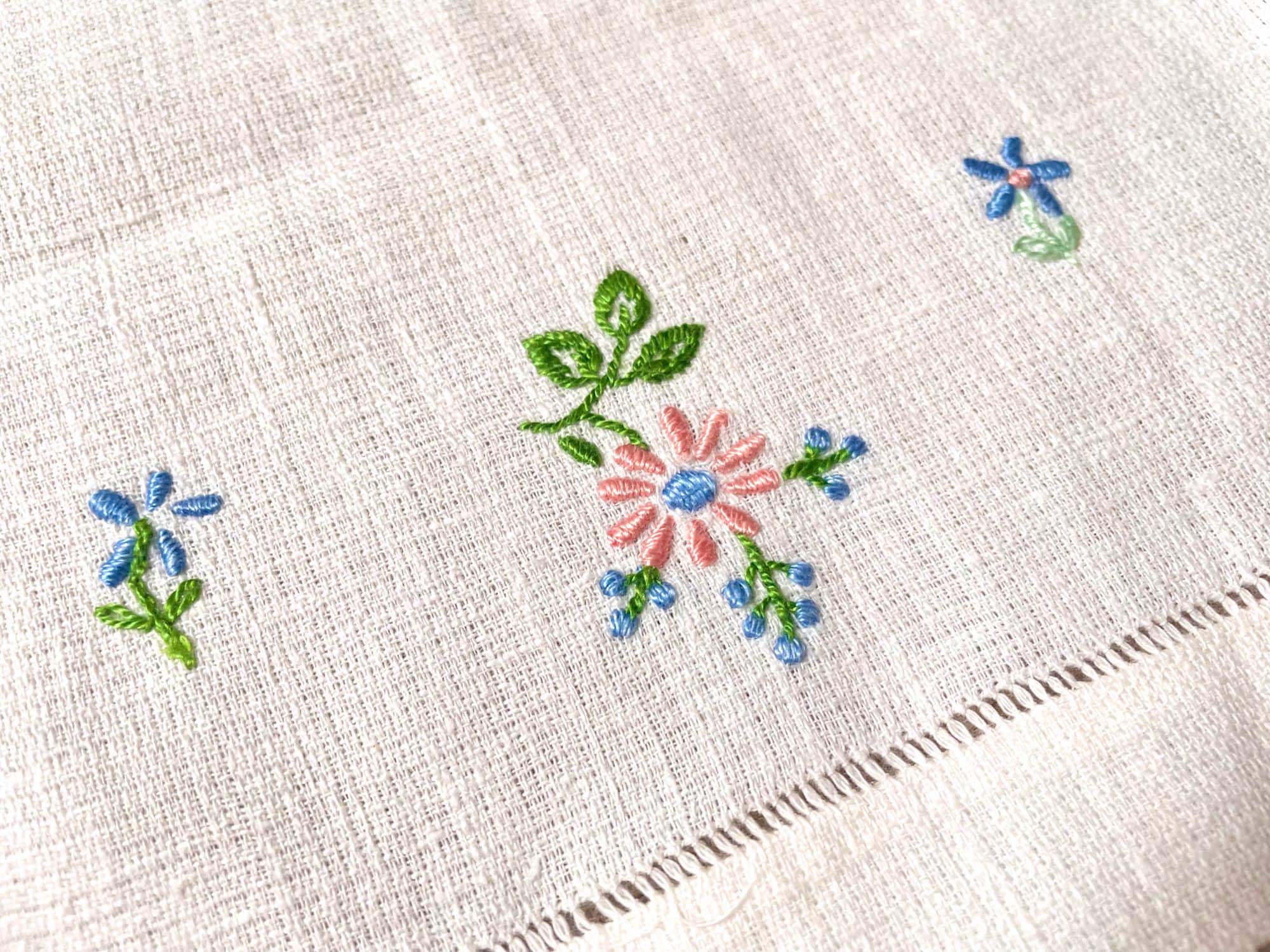 ヴィンテージ刺繍のテーブルセンターピース：花柄リネントレイクロス