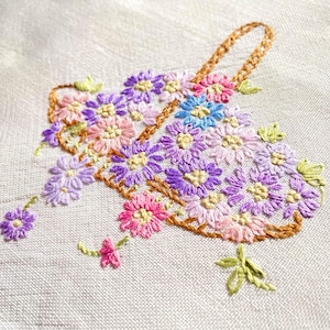 Vintage table centre/tray cloth/embroidered tray cloth/vintage decor/ vintage linen/ table centre/vintage embroidery