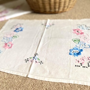 Vintage table centre/tray cloth/embroidered tray cloth/vintage decor/ vintage linen/ table centre/vintage embroidery