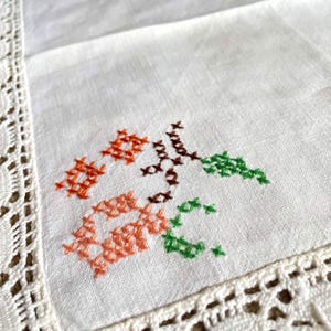 Vintage table centre/tray cloth/embroidered tray cloth/vintage decor/ vintage linen/ table centre/vintage embroidery