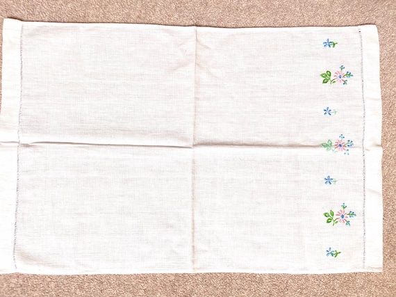 ヴィンテージ刺繍のテーブルセンターピース：花柄リネントレイクロス