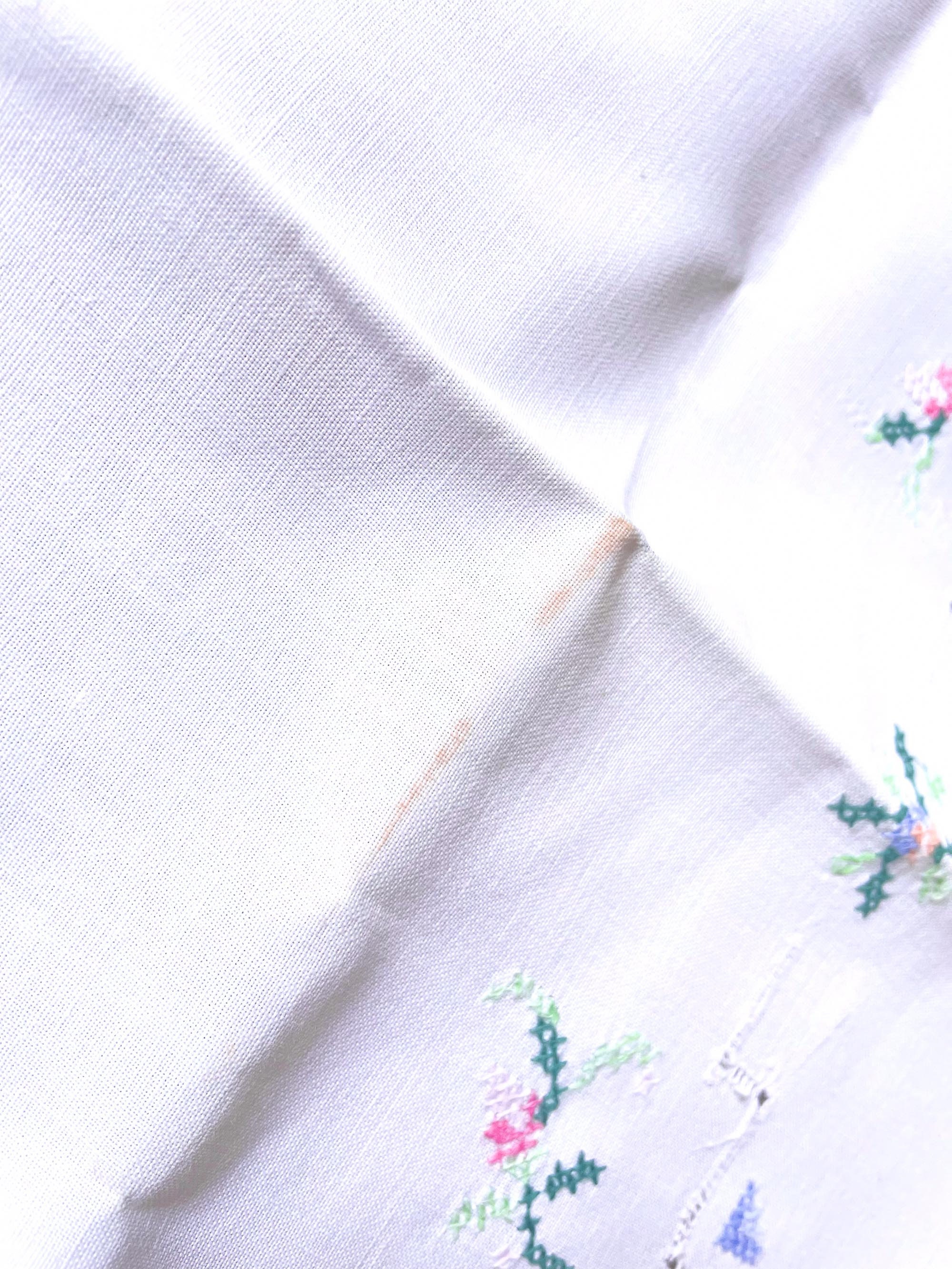 ヴィンテージ刺繍花柄テーブルクロス：フレンチスクエアリネン装飾