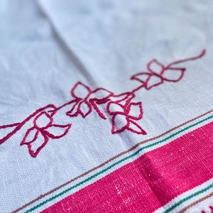 Vintage table centre/tray cloth/embroidered tray cloth/vintage decor/ vintage linen/ table centre/vintage embroidery
