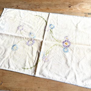Vintage table centre/tray cloth/embroidered tray cloth/vintage decor/ vintage linen/ table centre/vintage embroidery