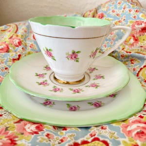 Trio di tazze da tè in porcellana inglese vintage: motivo a rose rosa