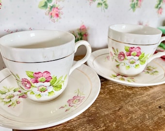 Vintage Tassen und Untertassen/Vintage Porzellan/Hochzeits-Porzellan/Vintage Dekor/florales Porzellan/Cottage Dekor/Set von zwei Teetassen