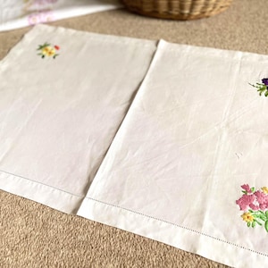 Vintage table centre/tray cloth/embroidered tray cloth/vintage decor/ vintage linen/ table centre/vintage embroidery