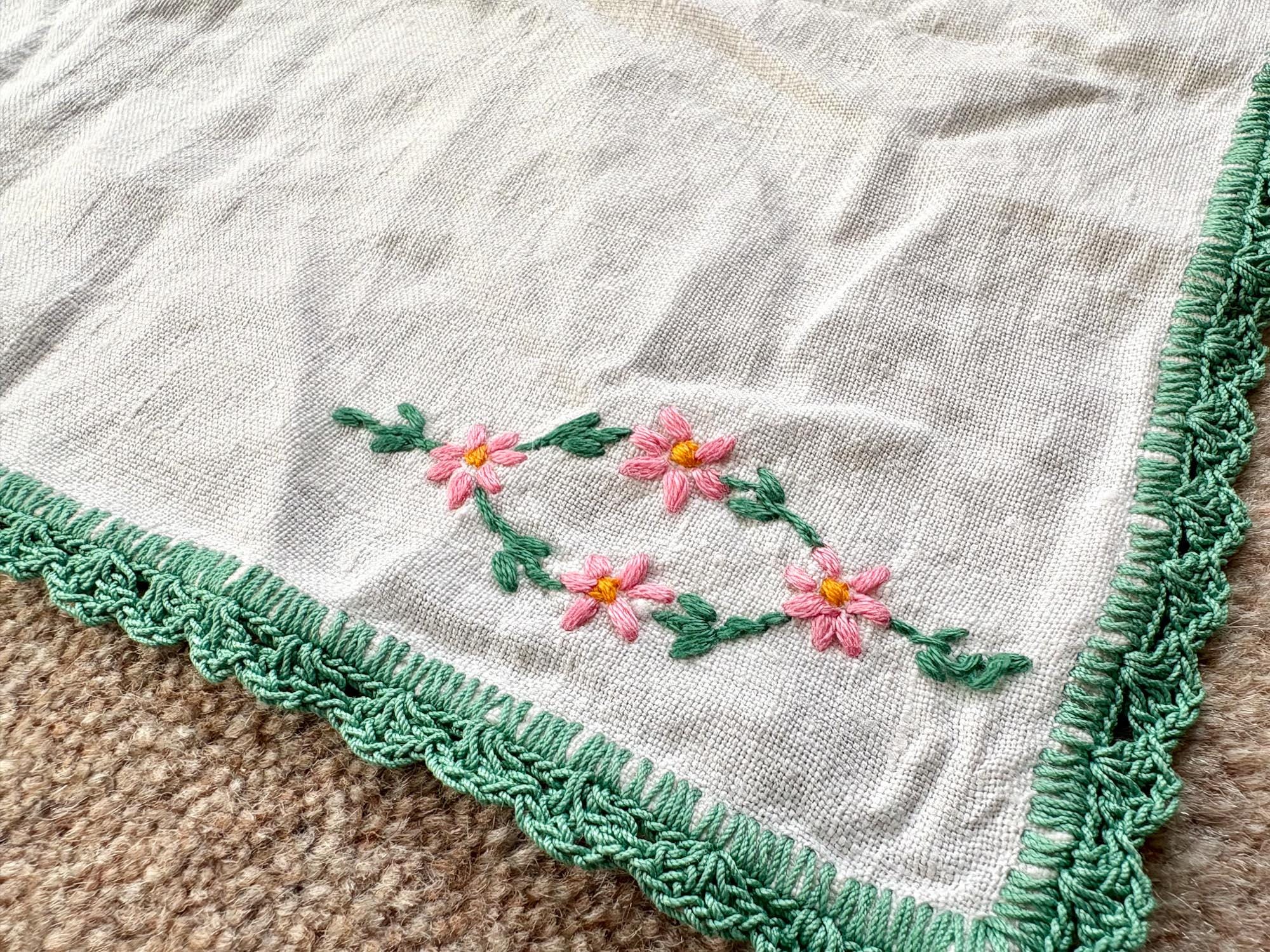 ヴィンテージ刺繍のテーブルセンターピース、ピンクの花、緑のクロシェ