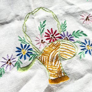 Vintage table centre/tray cloth/embroidered tray cloth/vintage decor/ vintage linen/ table centre/vintage embroidery