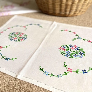 Vintage table centre/tray cloth/embroidered tray cloth/vintage decor/ vintage linen/ table centre/vintage embroidery