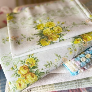 Może przedstawiać: Zestaw trzech ceramicznych kubków z nakrapianym, matowym wykończeniem. Kubki są w odcieniach kremu, jasnoszarym i ciemnoszarym. Każdy kubek ma prosty, nowoczesny design i zaokrąglony uchwyt.