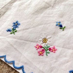 Vintage Embroidered Handkerchief Case/hankies Case/vintage