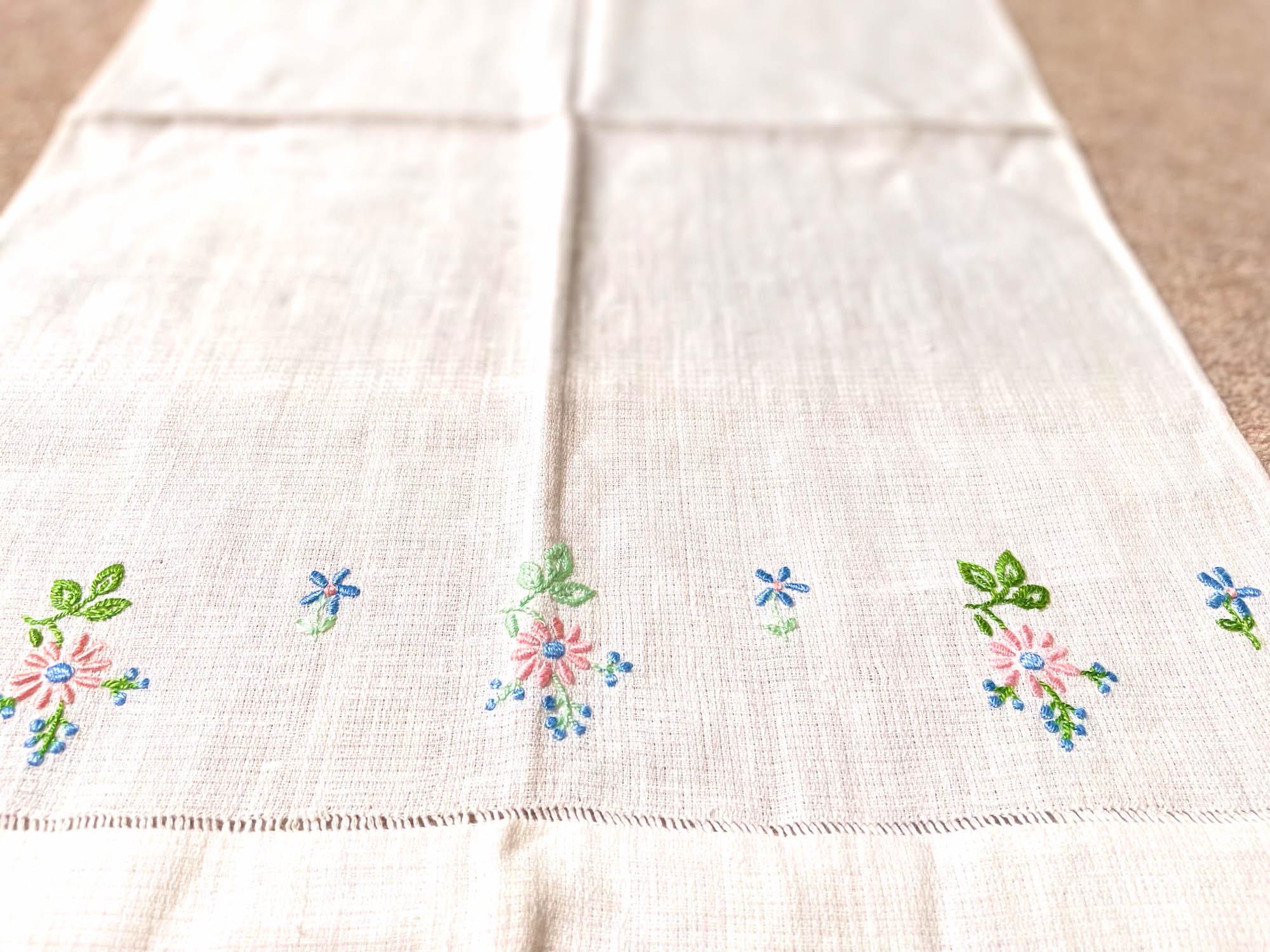 ヴィンテージ刺繍のテーブルセンターピース：花柄リネントレイクロス