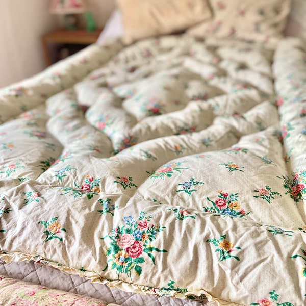 Vintage eiderdown/single eiderdown /vintage bedding/vintage decor/shabby chic bedding/floral eiderdown/single bed cover/pair of eiderdowns