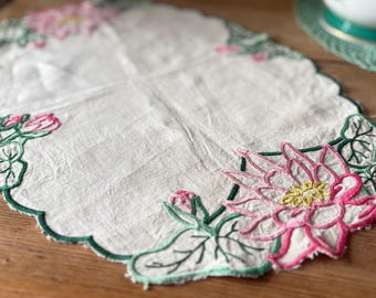 ヴィンテージ刺繍のテーブルセンターピース、ピンクの花、緑のクロシェ