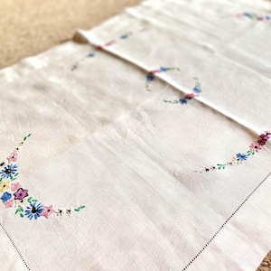 Vintage table centre/tray cloth/embroidered tray cloth/vintage decor/ vintage linen/ table centre/vintage embroidery