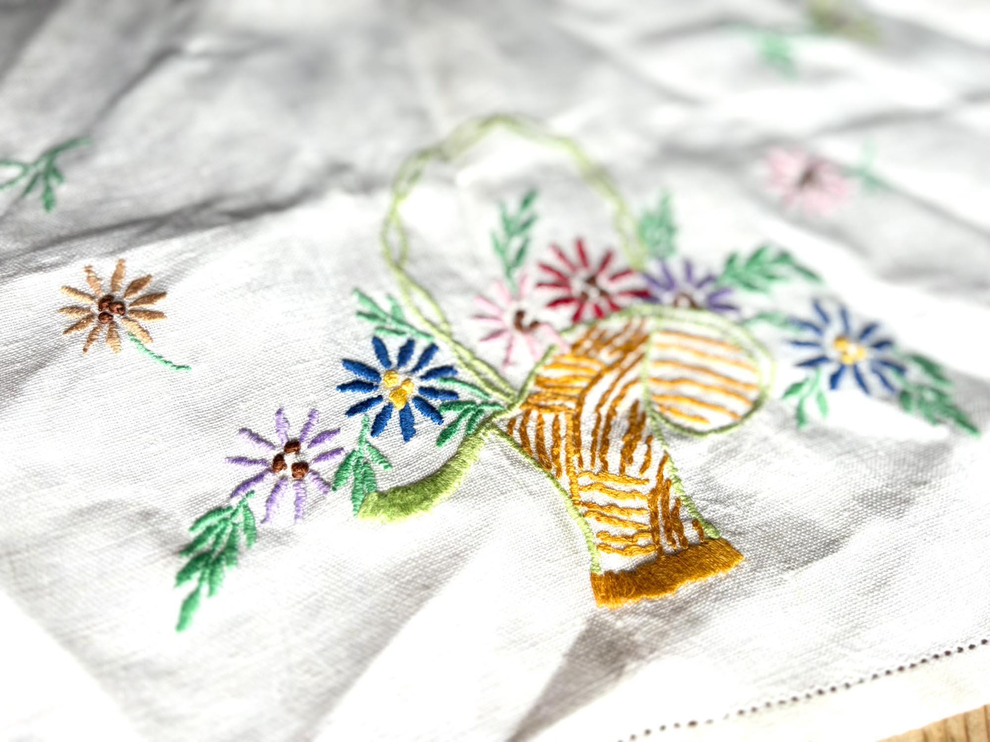 ヴィンテージ刺繍リネントレイクロス：花柄バスケットデザイン - Etsy 日本