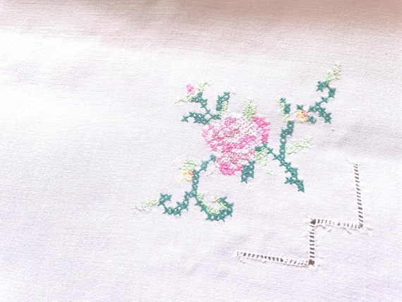 ヴィンテージ刺繍クロス　リネン　花柄刺繍テーブルクロス ヴィンテージ刺繍花柄テーブルクロス：フレンチスクエアリネン装飾