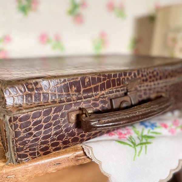 Vintage suitcase/ leather suitcase/ vintage suitcase small/ vintage suitcase photo prop/ vintage suitcase industrial / vintage decor