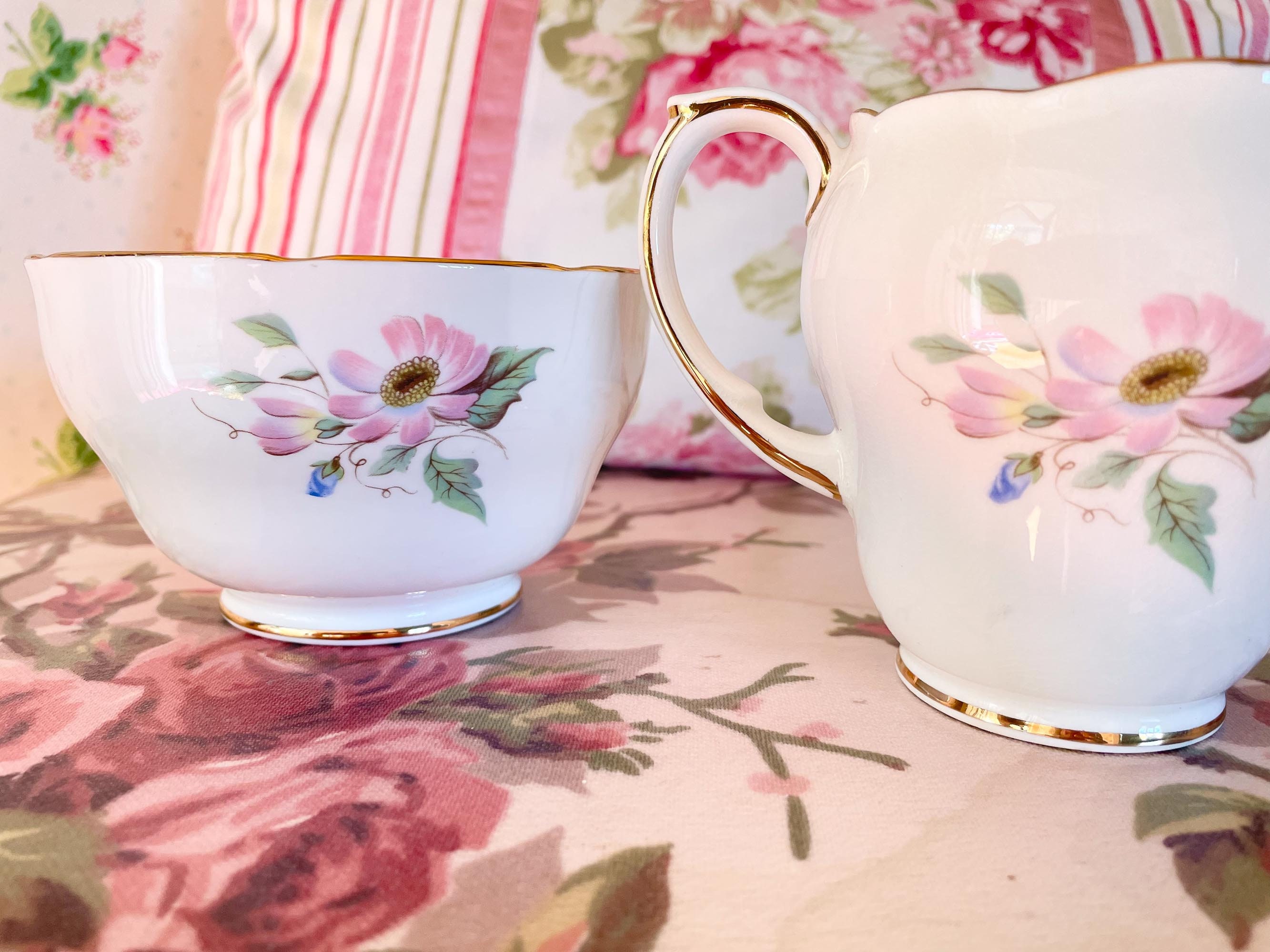 ヴィンテージの陶器製水差しとシュガーボウルのセット：ピンクの花柄