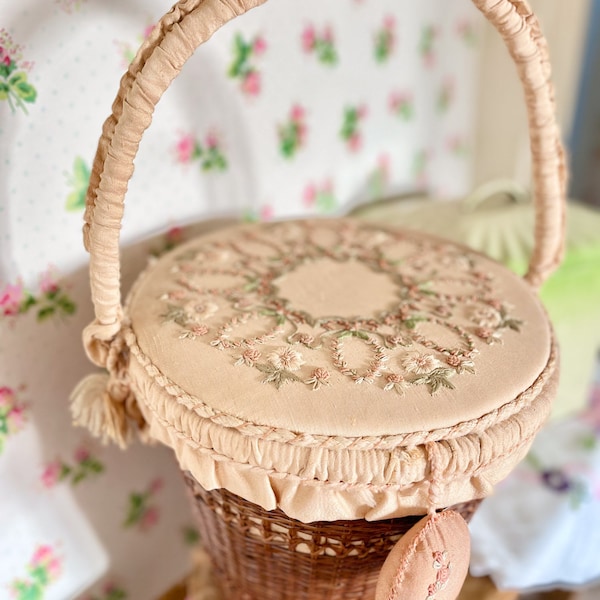 Vintage Sewing basket, wicker sewing basket, round vintage basket, vintage home decor, basket with lid, vintage storage