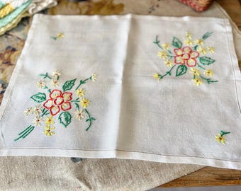 Vintage 花柄刺繍のテーブルクロス エメラルドグリーン レア ヴィンテージ刺繍のテーブルセンターピース、ピンクの花、緑のクロシェ