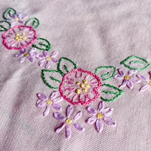 Vintage table centre/tray cloth/embroidered tray cloth/vintage decor/ vintage linen/ table centre/vintage embroidery