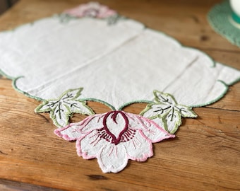 ヴィンテージ刺繍のテーブルセンターピース、ピンクの花、緑のクロシェ