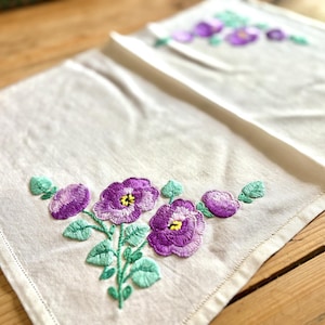 Vintage table centre/tray cloth/embroidered tray cloth/vintage decor/ vintage linen/ table centre/vintage embroidery