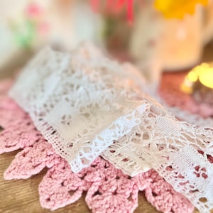 Vintage lace/lengths of lace/white lace/cream lace /lace bolts/French lace/vintage decor/ vintage haberdashery/lace scraps/ time worn