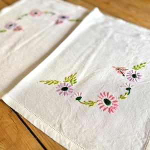 Vintage table centre/tray cloth/embroidered tray cloth/vintage decor/ vintage linen/ table centre/vintage embroidery