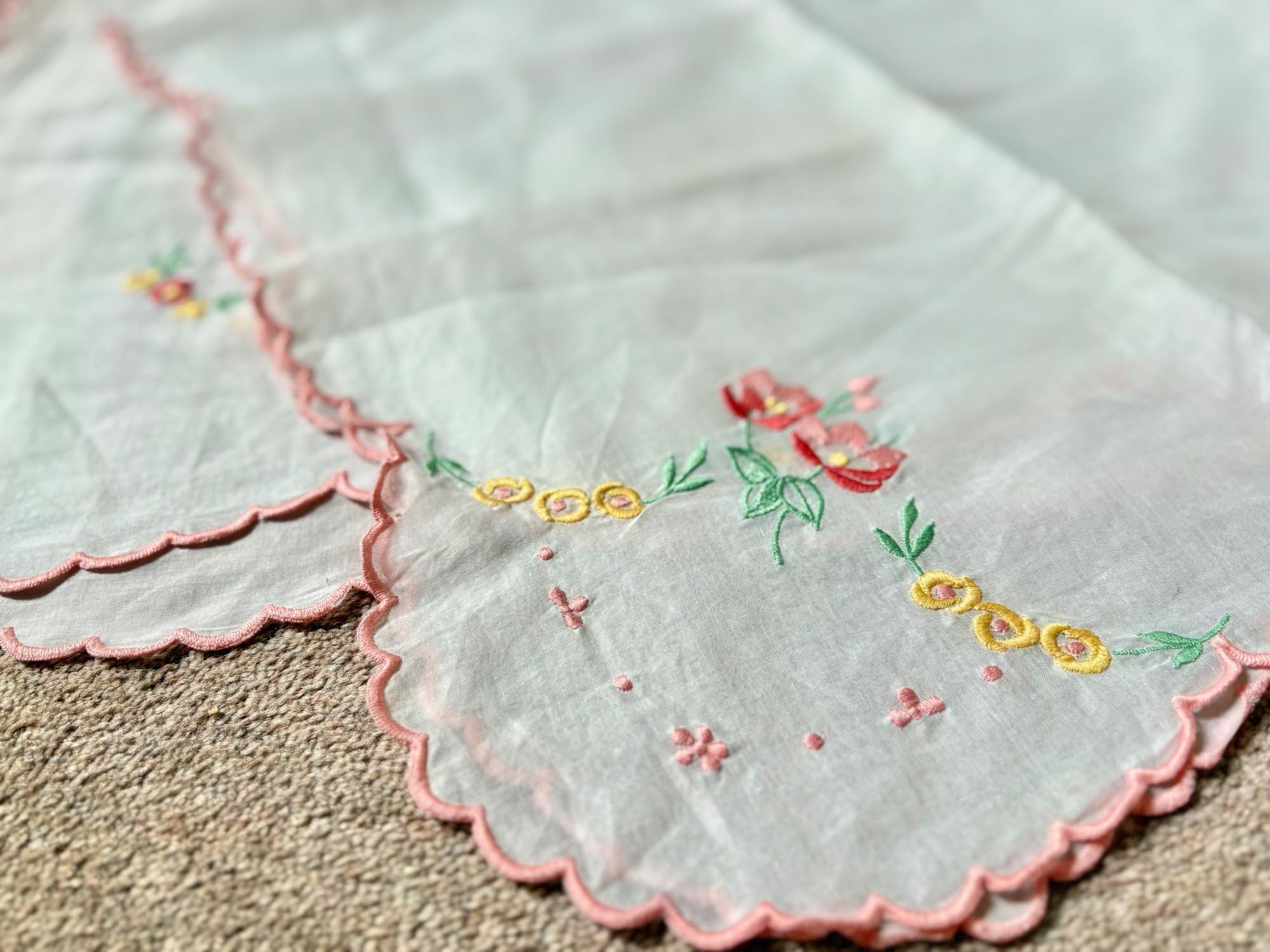 刺繍花ヴィンテージテーブルクロス：フレンチカントリーリネン、106 cm