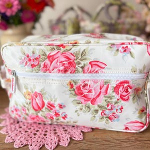 Cath Kidston necessär/present till henne/liten blommig ny med etiketter