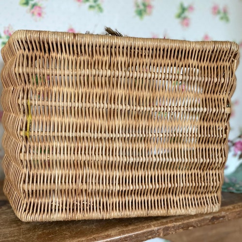 Vintage basket/wicker buy basket/shopping basket/French vintage/vintage decor