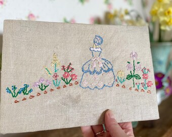 Cuadro bordado vintage: Dama en crinolina y flores de jardín