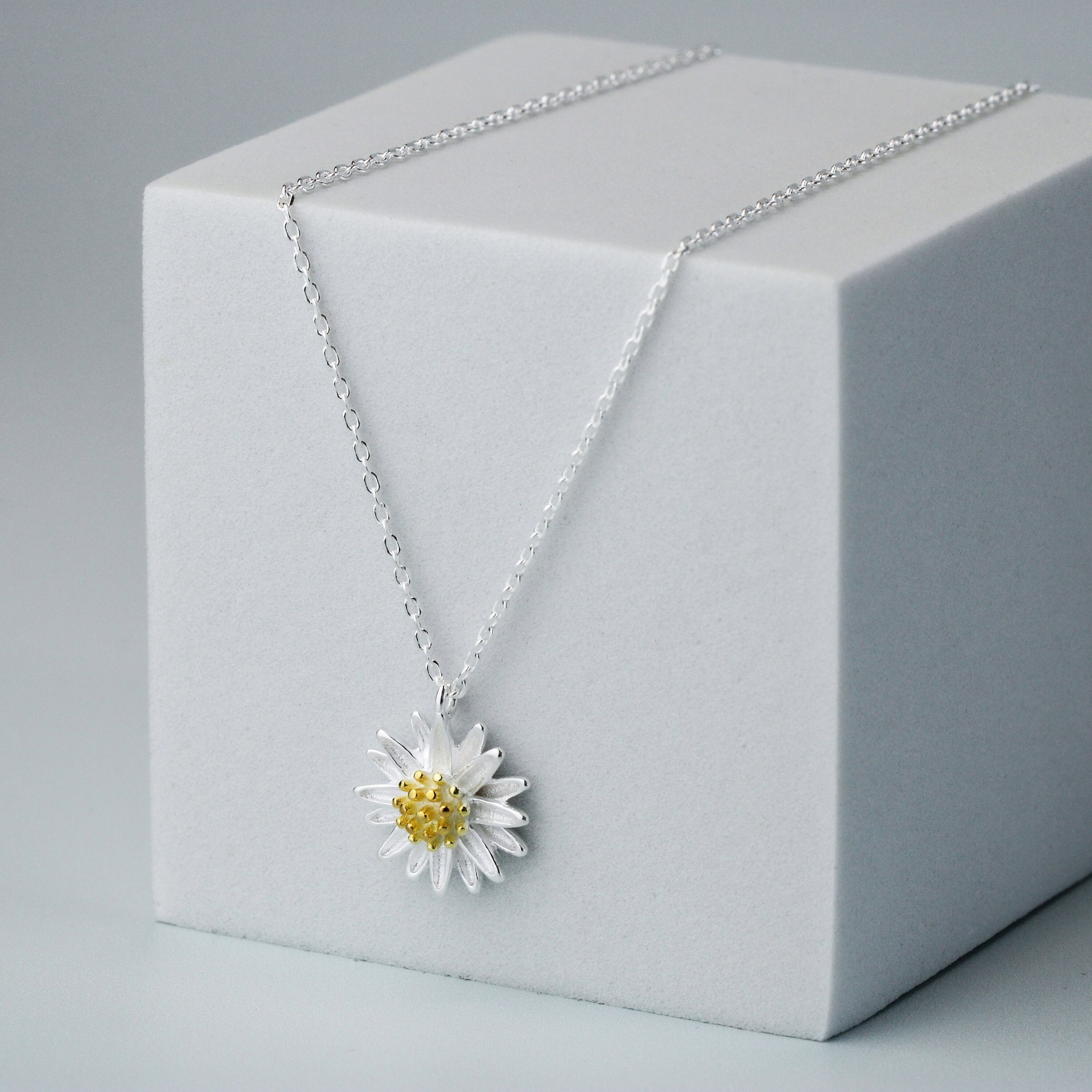 Karen walker shop daisy necklace