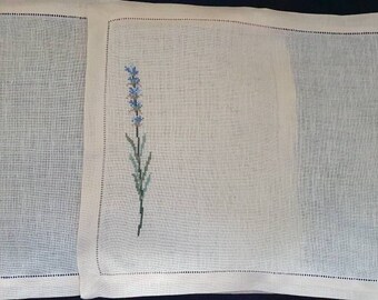 2  Tischsets mit Lavendel bestickt