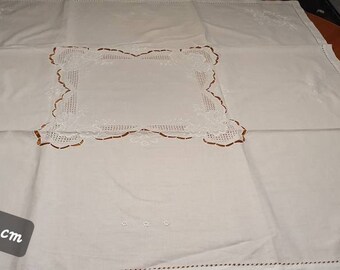 Schöne, antike, fein handgestickte Mitteldecke