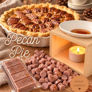 Op de afbeelding: Een pecannoottaart, een houten geurbrander met een brandend waxinelichtje en een hoopje kleine mauve waxmelts naast een rechthoekige waxbar in doorzichtige verpakking. De tekst luidt Pecan Pie en Herbst-kollektion met een hartje op een ster.